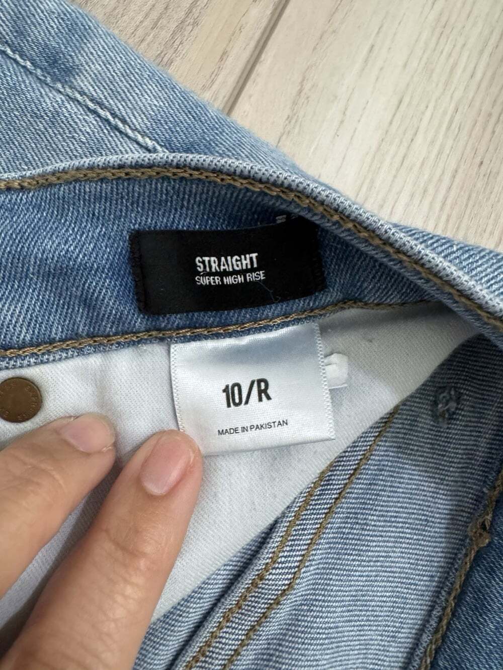 Express Women's Straight Super High Rise Distressed Jeans Light Wash Size 10 R - Picture 6 of 7